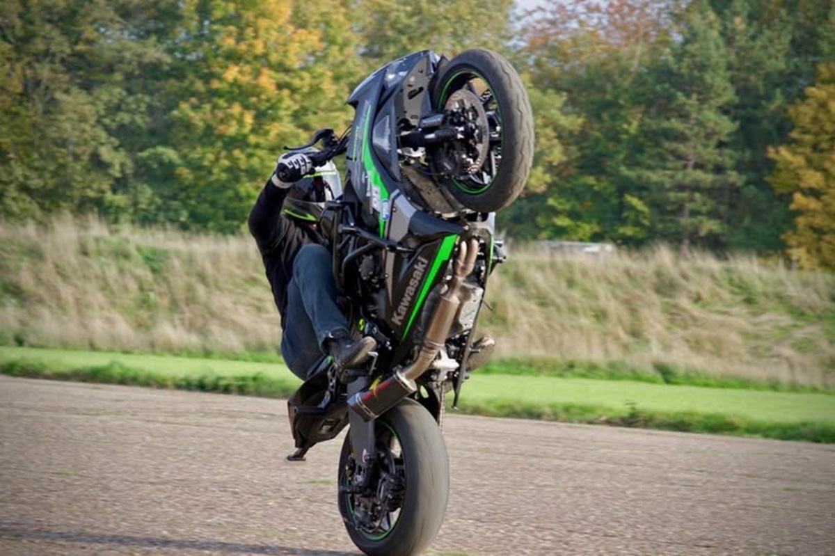 Rick English, uno de los especialistas de escenas de riesgo más destacados del Reino Unido, revela cuál es su moto de acrobacias favorita