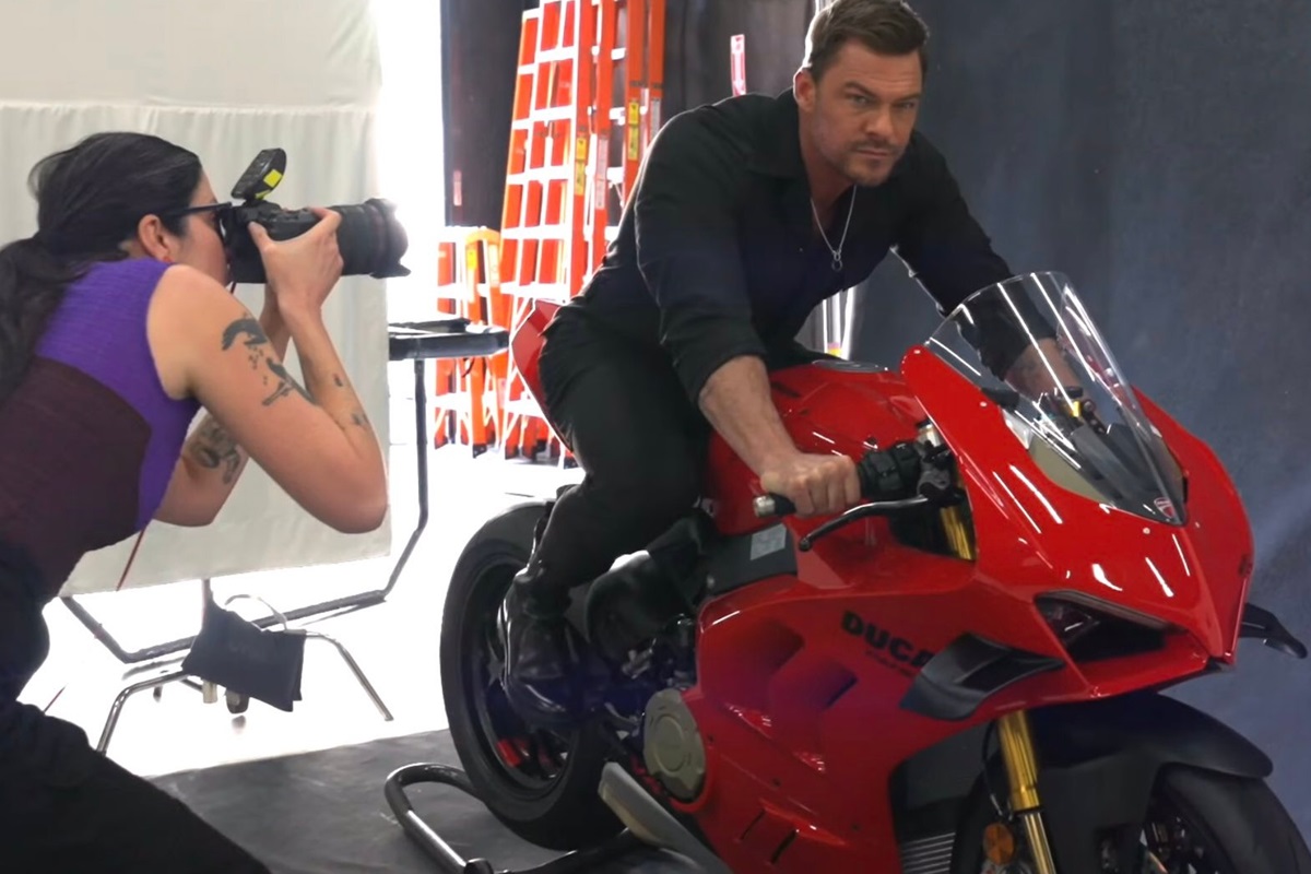 艾伦·里奇森 (Alan Ritchson) 将成为一部以 MotoGP 为背景的新电影的主角