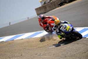 罗西回忆起 2008 年在拉古纳塞卡 (Laguna Seca) 与斯通纳 (Stoner) 的战斗：“如果我们都倒下了，那很好，但他不应该赢”