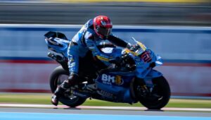 伊克尔·莱库纳 (Iker Lecuona) 重返 MotoGP，在英国大奖赛上替代费尔明·阿尔德格尔 (Fermín Aldeguer)
