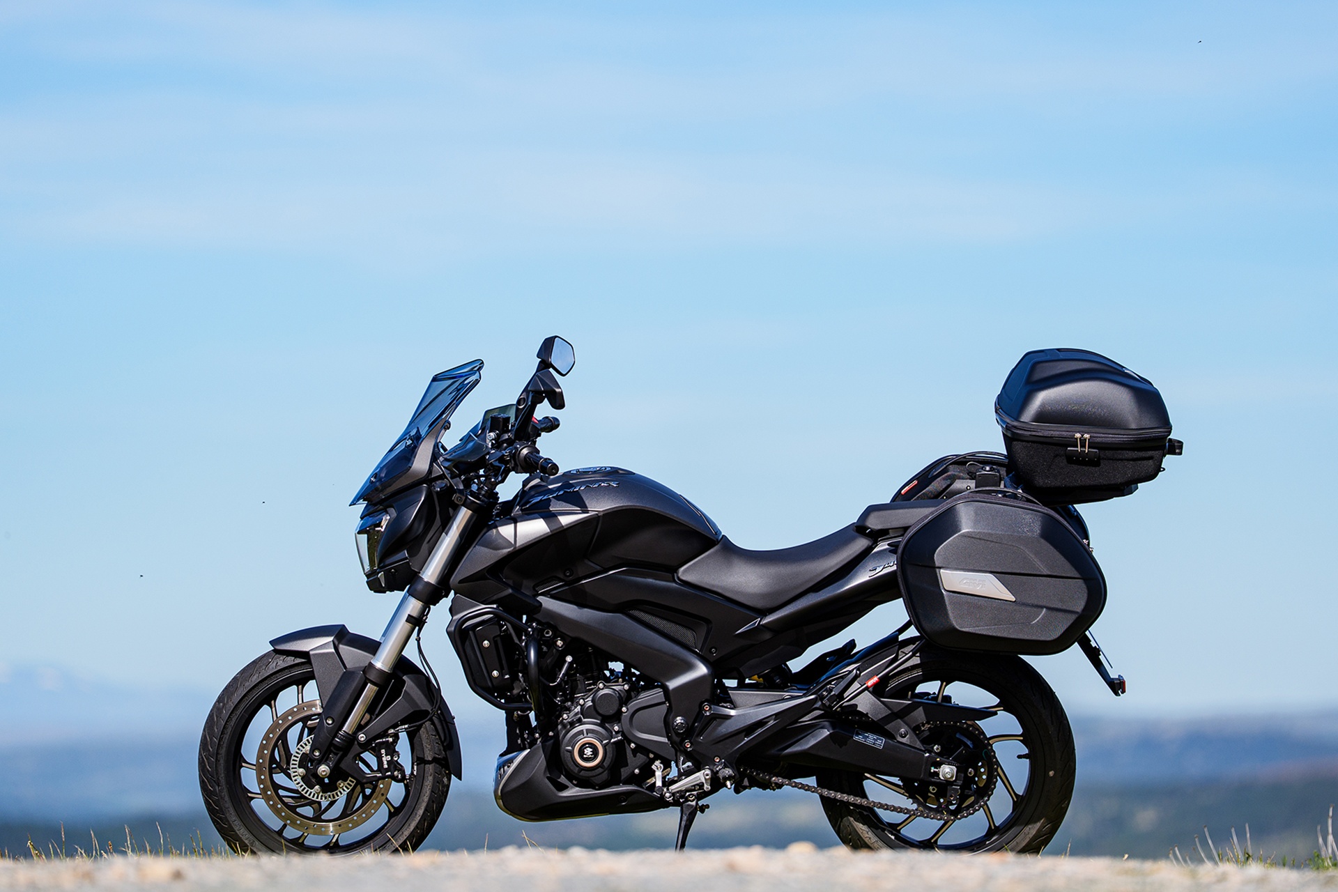 售价 4,299 欧元,含 GIVI 手提箱:Bajaj Dominar 400 夏季优惠