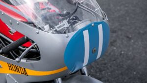 出售的是本田 RC173 350，迈克·海尔伍德 (Mike Hailwood) 曾驾驶该车于 1966 年赢得世界冠军