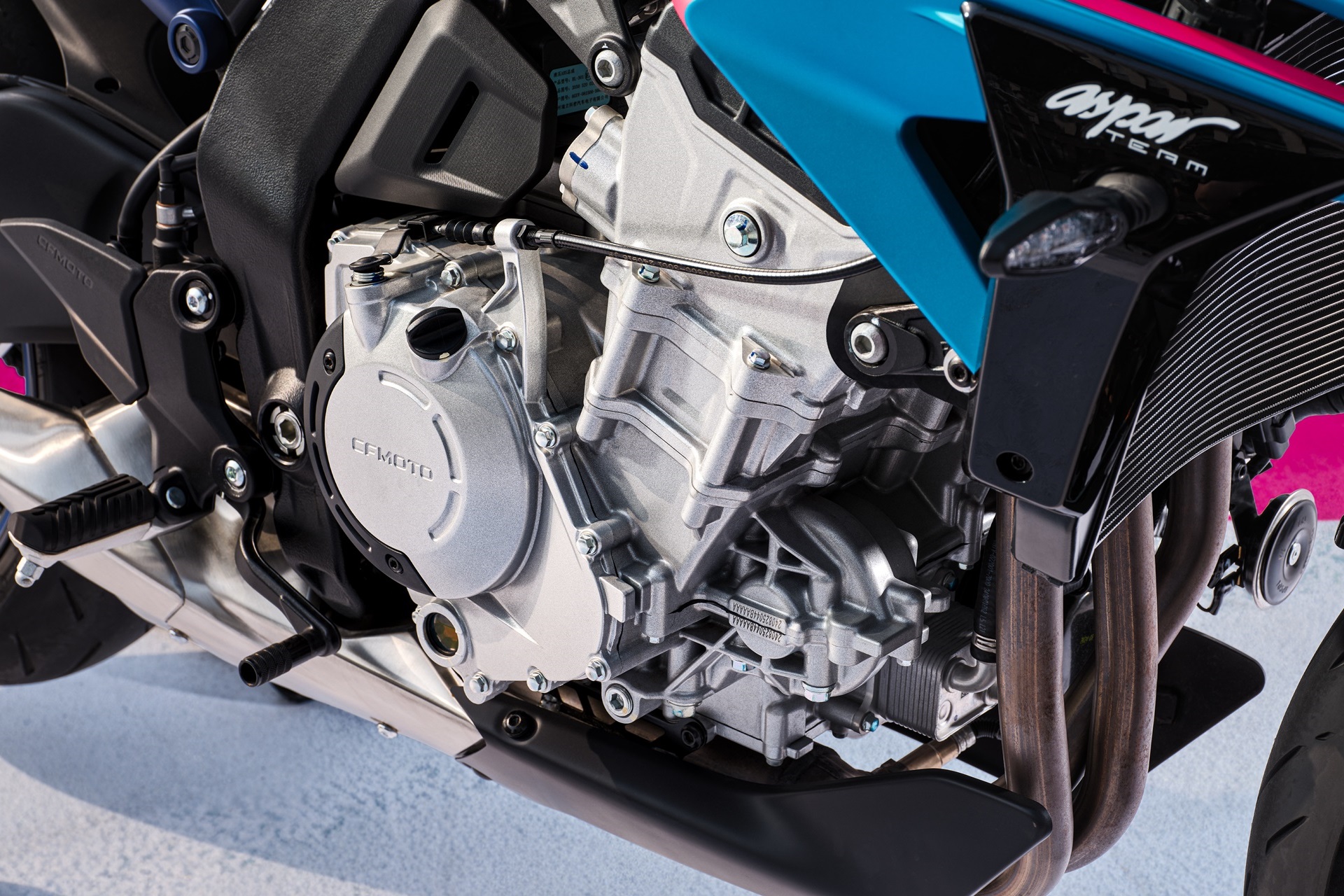 新款675NK Aspar版:CFMOTO用专属装饰将运动装扮得赤裸裸