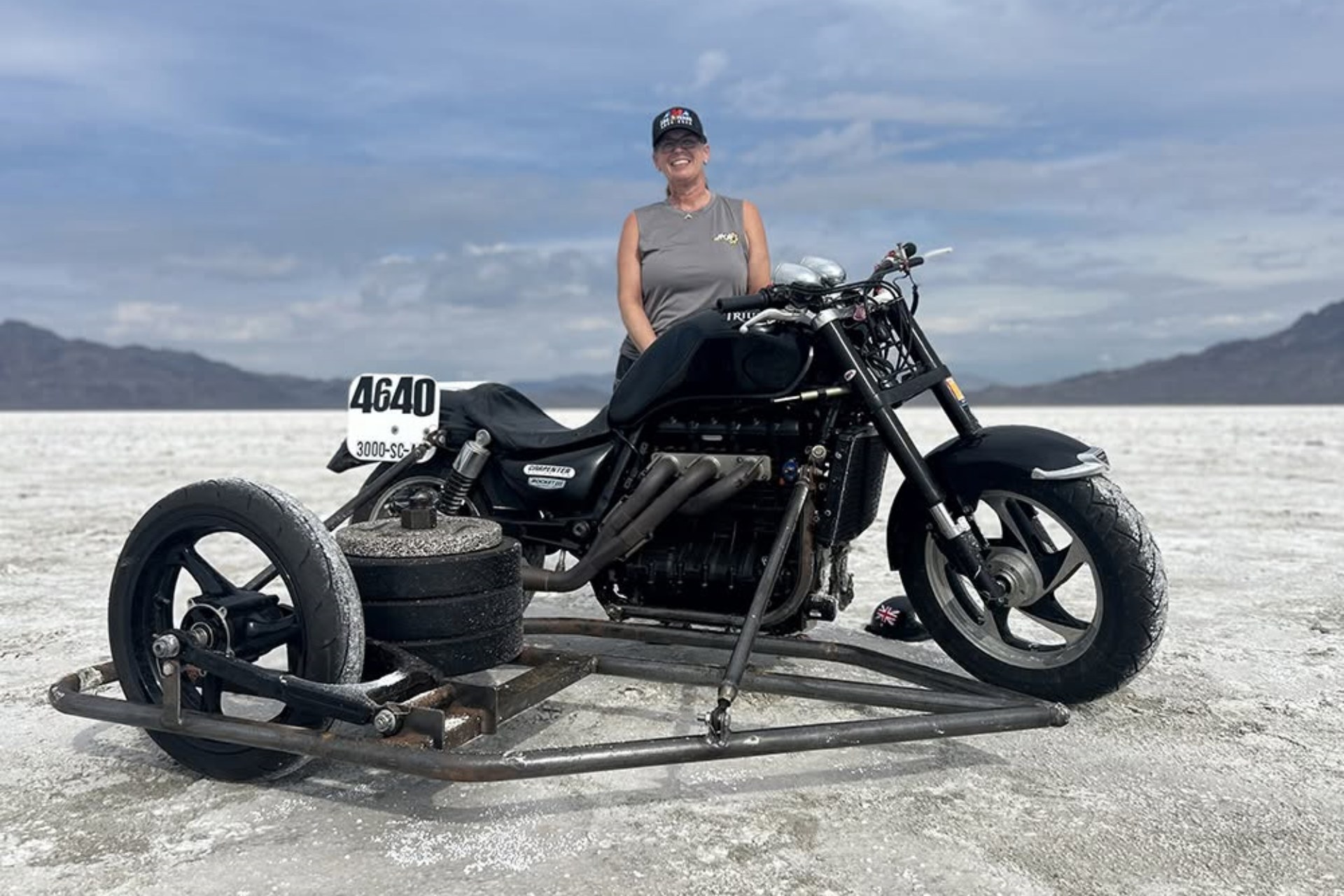 Liane Langlois 用边车记录 Bonneville Triumph Rocket III