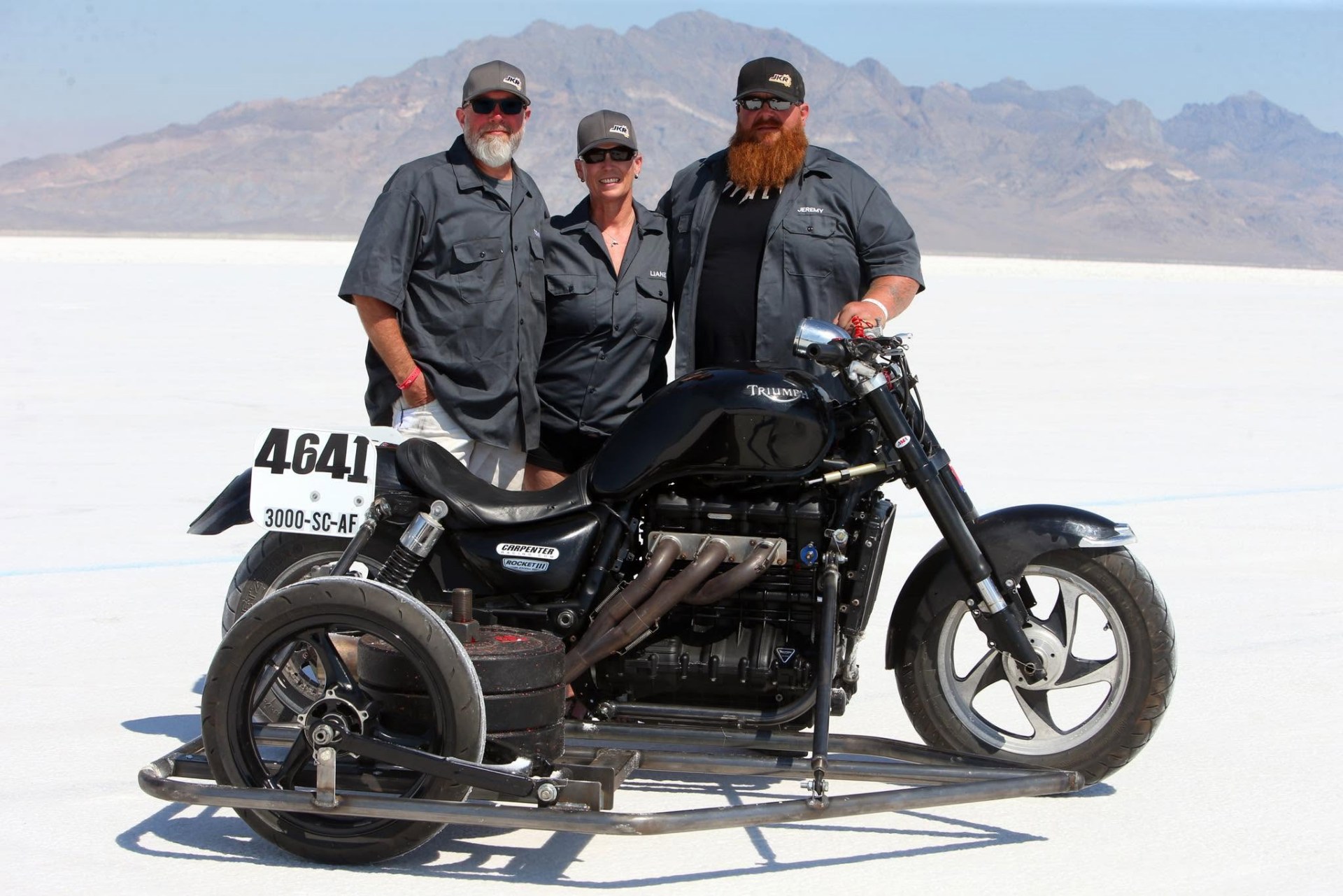 Liane Langlois 用边车记录 Bonneville Triumph Rocket III
