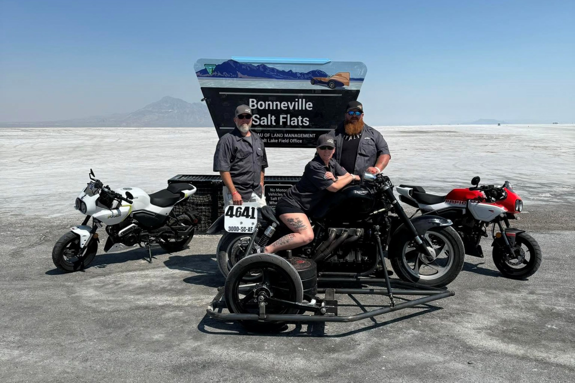 Liane Langlois 用边车记录 Bonneville Triumph Rocket III