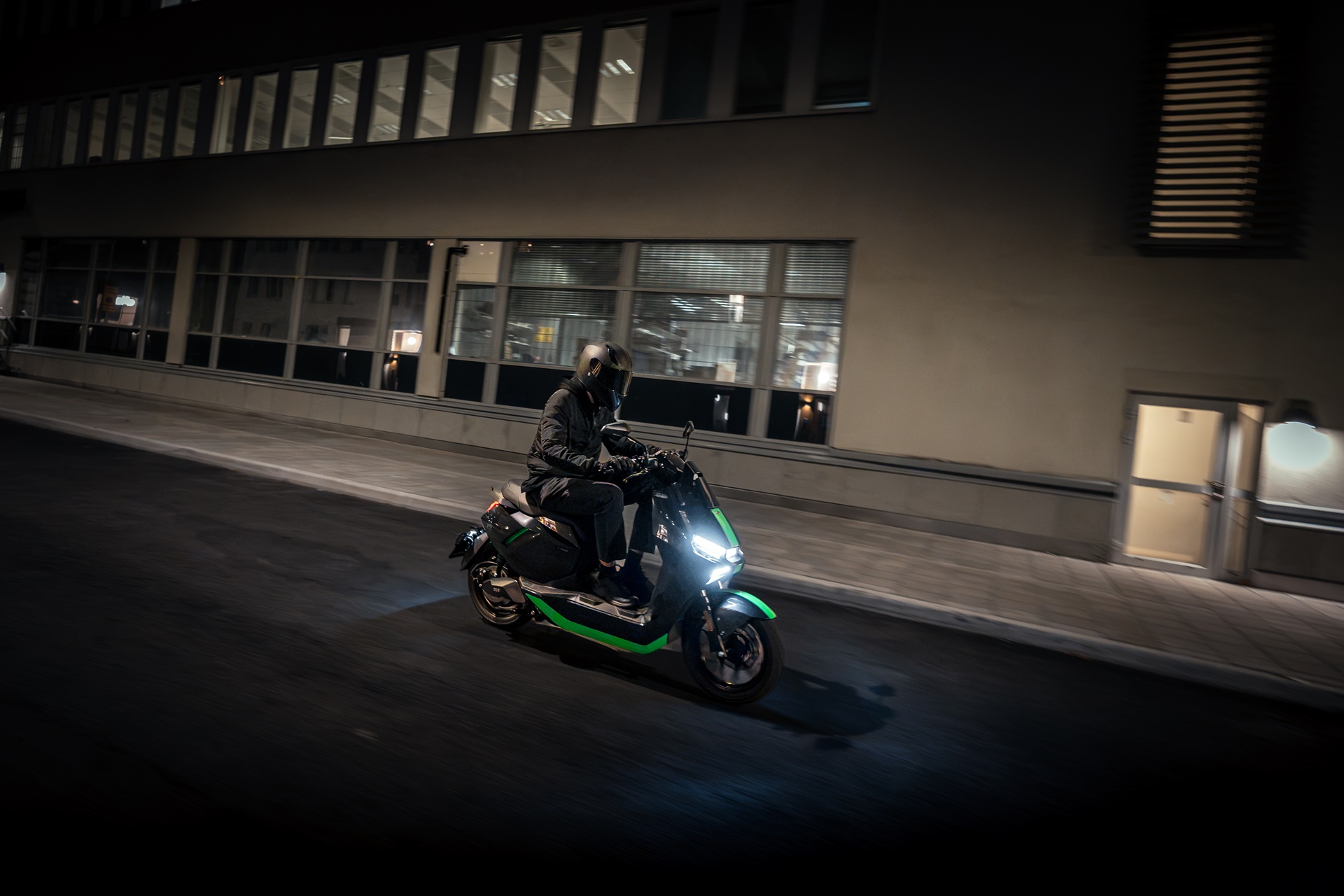 FQiX x Razer 特别版：标志性设计语言下的城市出行