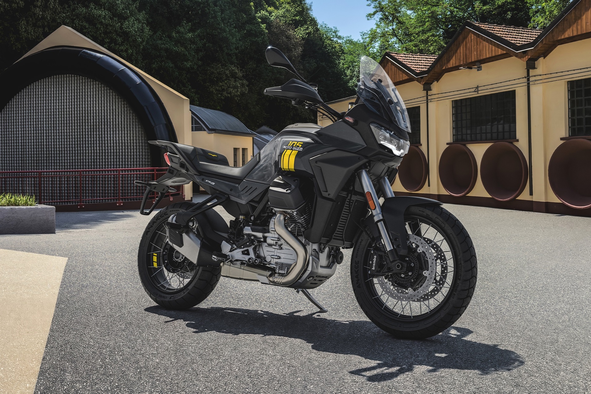 Moto Guzzi 为庆祝成立 105 周年推出了一款非常特别的版本,以纪念其位于曼德洛德拉里奥的新总部