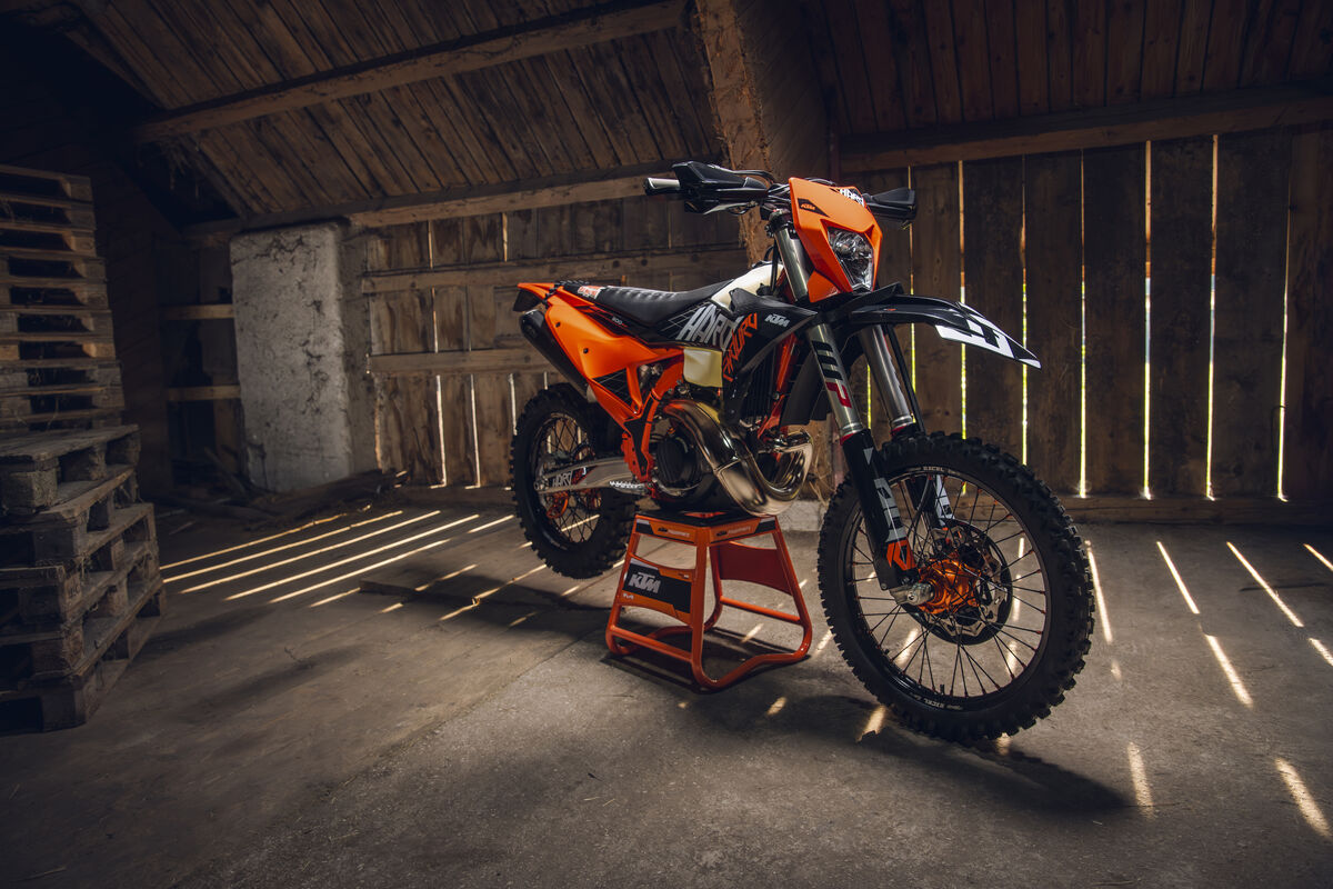 新款 KTM 300 EXC Hardenduro 2027:根据 Factory Racing DNA 开发