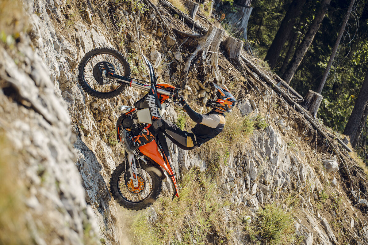 新款 KTM 300 EXC Hardenduro 2027:根据 Factory Racing DNA 开发