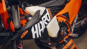 KTM 300 EXC Hardenduro 2027：该品牌最极限的二冲程耐力赛通过 Factory Racing DNA 得到强化