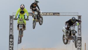 Triumph 将马德里变成越野之都：Ricky Carmichael 和 Iván Cervantes，一日教练