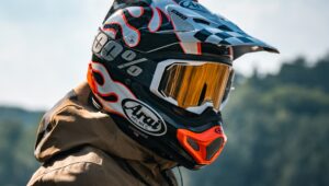 Arai 将火焰放在其最独特的头盔之一上：这是新款 MX-V EVO Flame