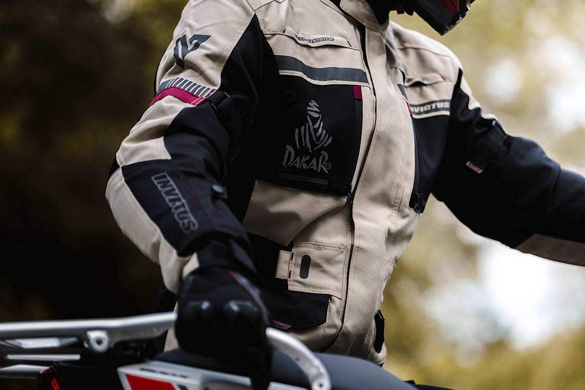 Invictus Moto 推出赫拉克勒斯达喀尔 (Heracles Dakar),这是与著名拉力赛官方合作的全新特别版夹克
