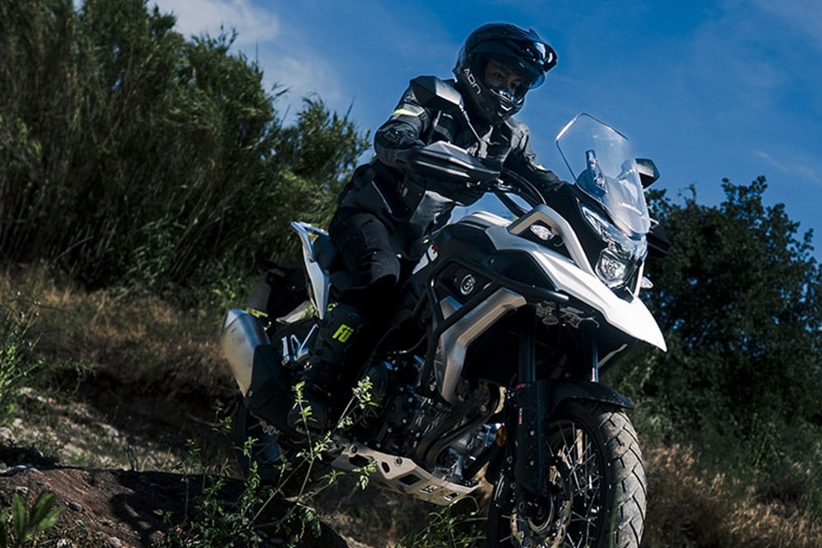 Invictus Moto 推出赫拉克勒斯达喀尔 (Heracles Dakar),这是与著名拉力赛官方合作的全新特别版夹克