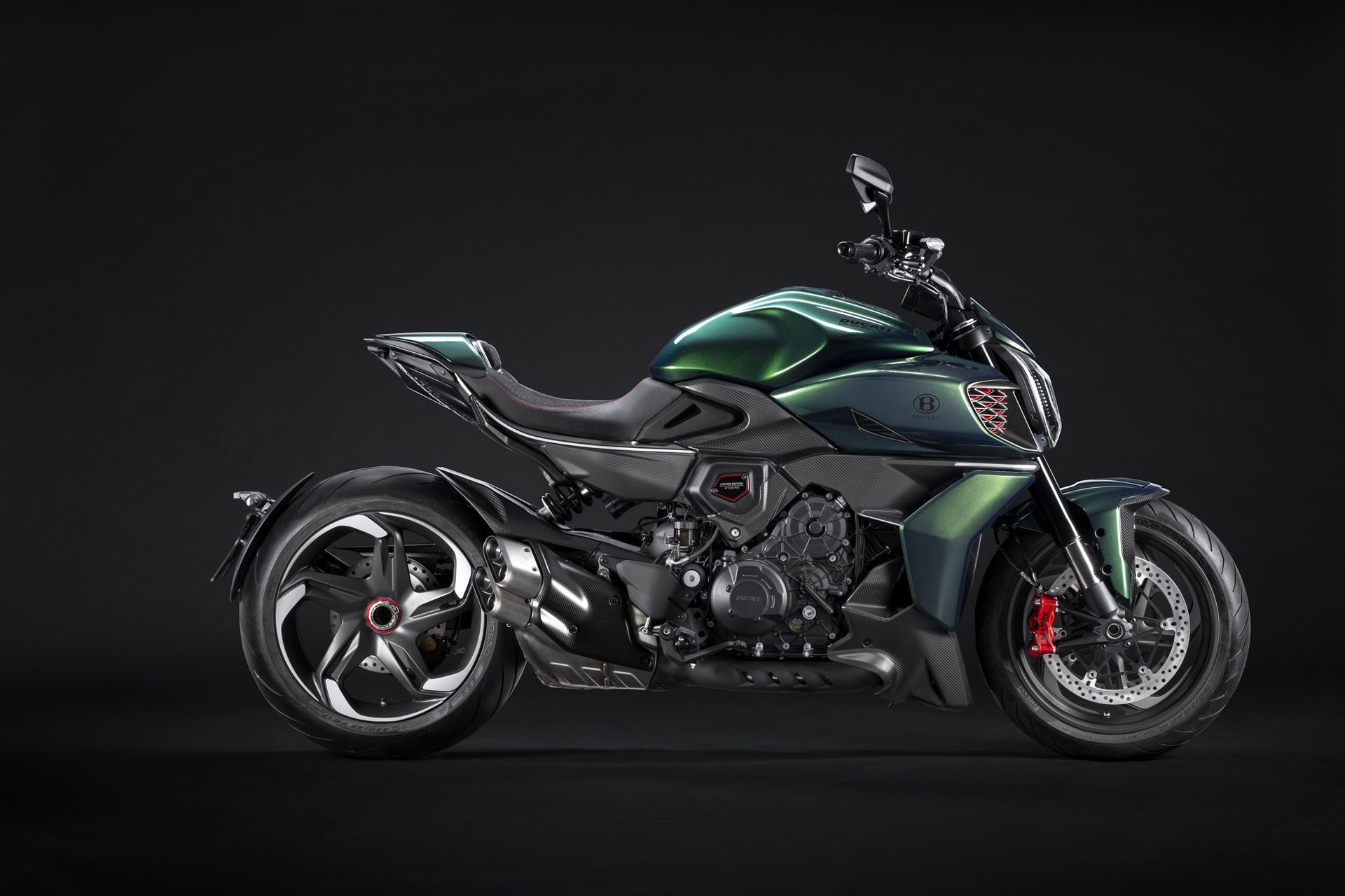新“Diavel for Bentley”确认将于 2027 年推出