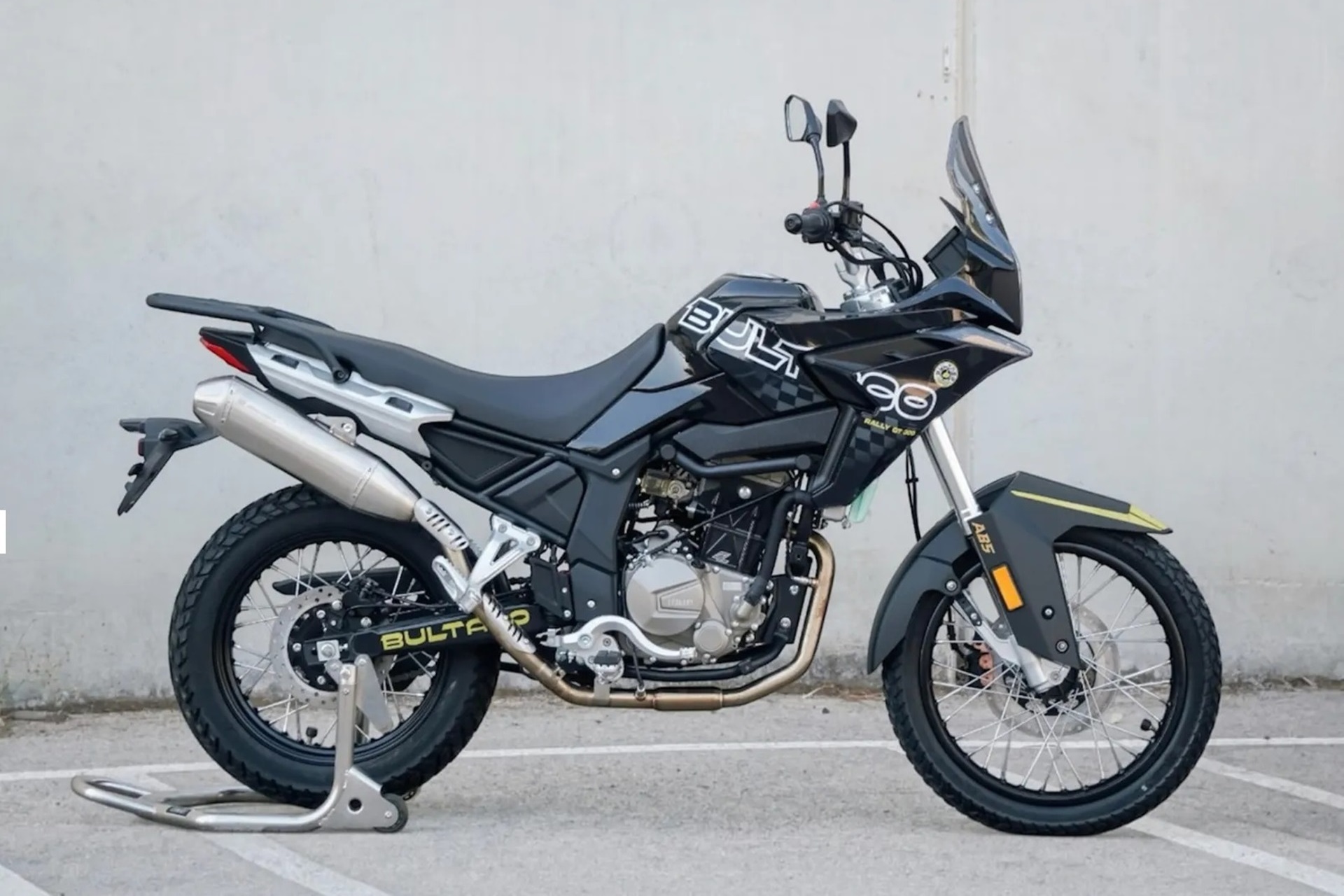 Bultaco 在洛斯莫尼格罗斯 (Los Monegros) 举行的测试中测试了新款 Rally GT 300