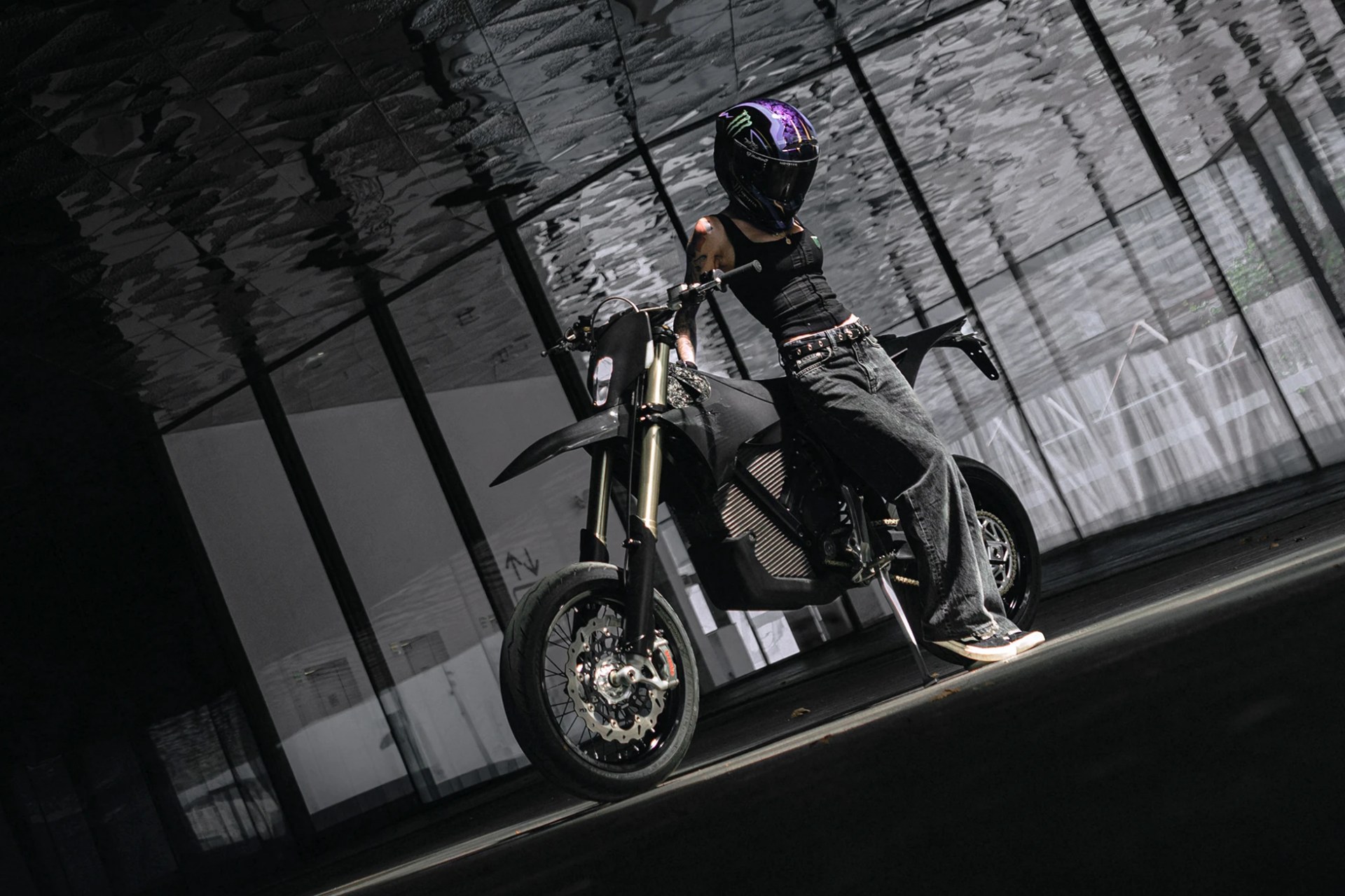 Stark VARG SM Sköll:123 kg、80 HP 和钛合金部件,打造非常特别的版本