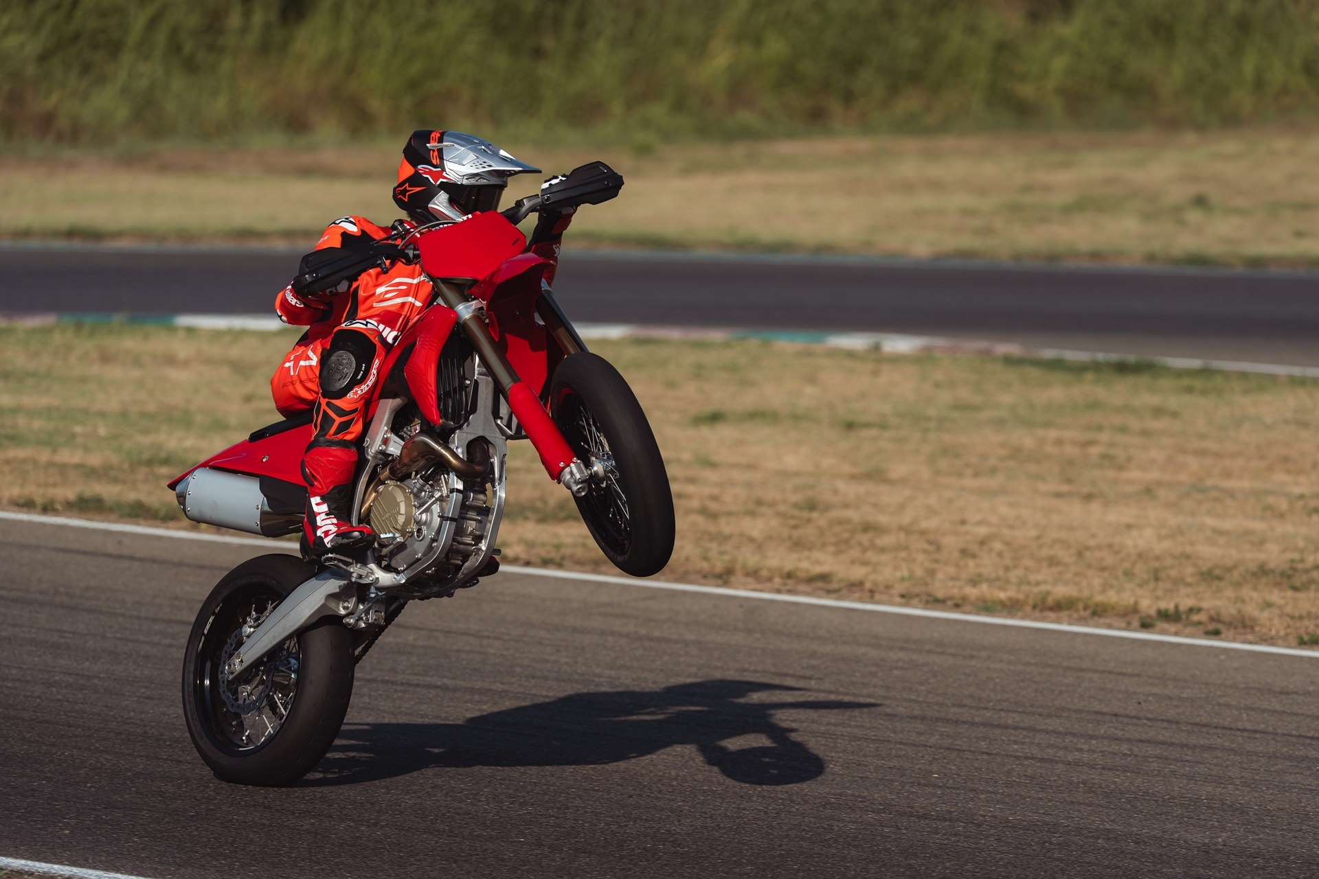 杜卡迪 Desmo450 SM:Supermotard 赛车的技术巅峰