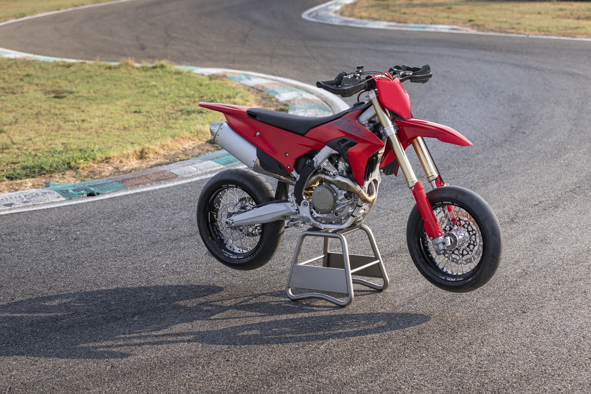 杜卡迪 Desmo450 SM:Supermotard 赛车的技术巅峰