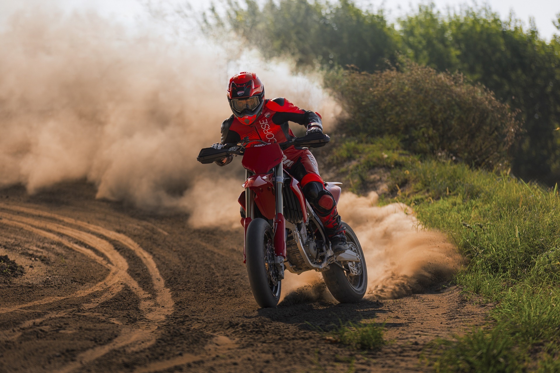 杜卡迪 Desmo450 SM:Supermotard 赛车的技术巅峰