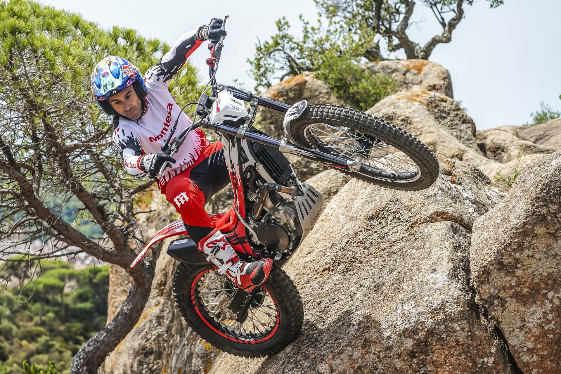 Montesa 在其更新的 2027 系列中推出新装饰品