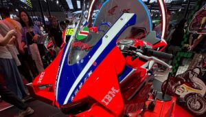 本田将其未来的跑车变成了可注册的 MotoGP RC213V，带有扰流板和 HRC 颜色