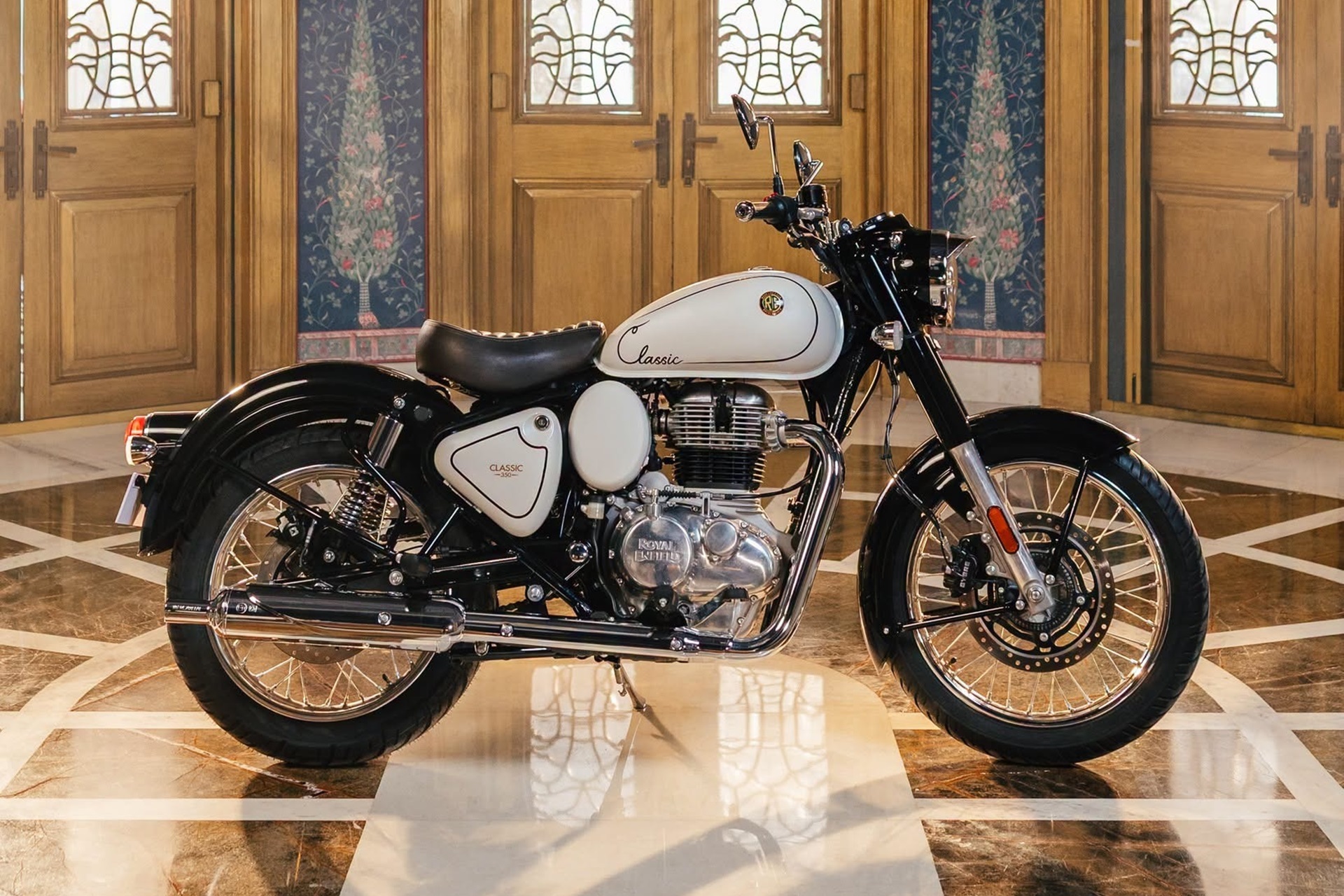 皇家恩菲尔德推出了著名的 Classic 350 的全新“Signature White Edition”版本
