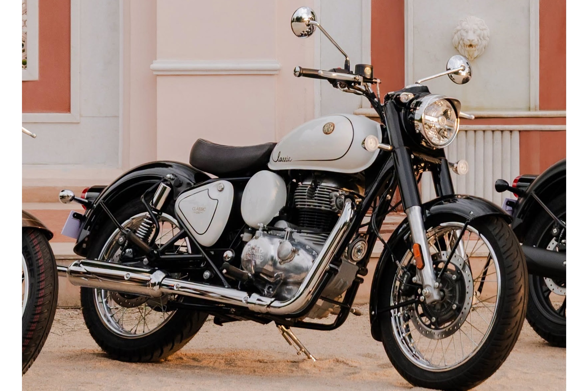 皇家恩菲尔德推出了著名的 Classic 350 的全新“Signature White Edition”版本