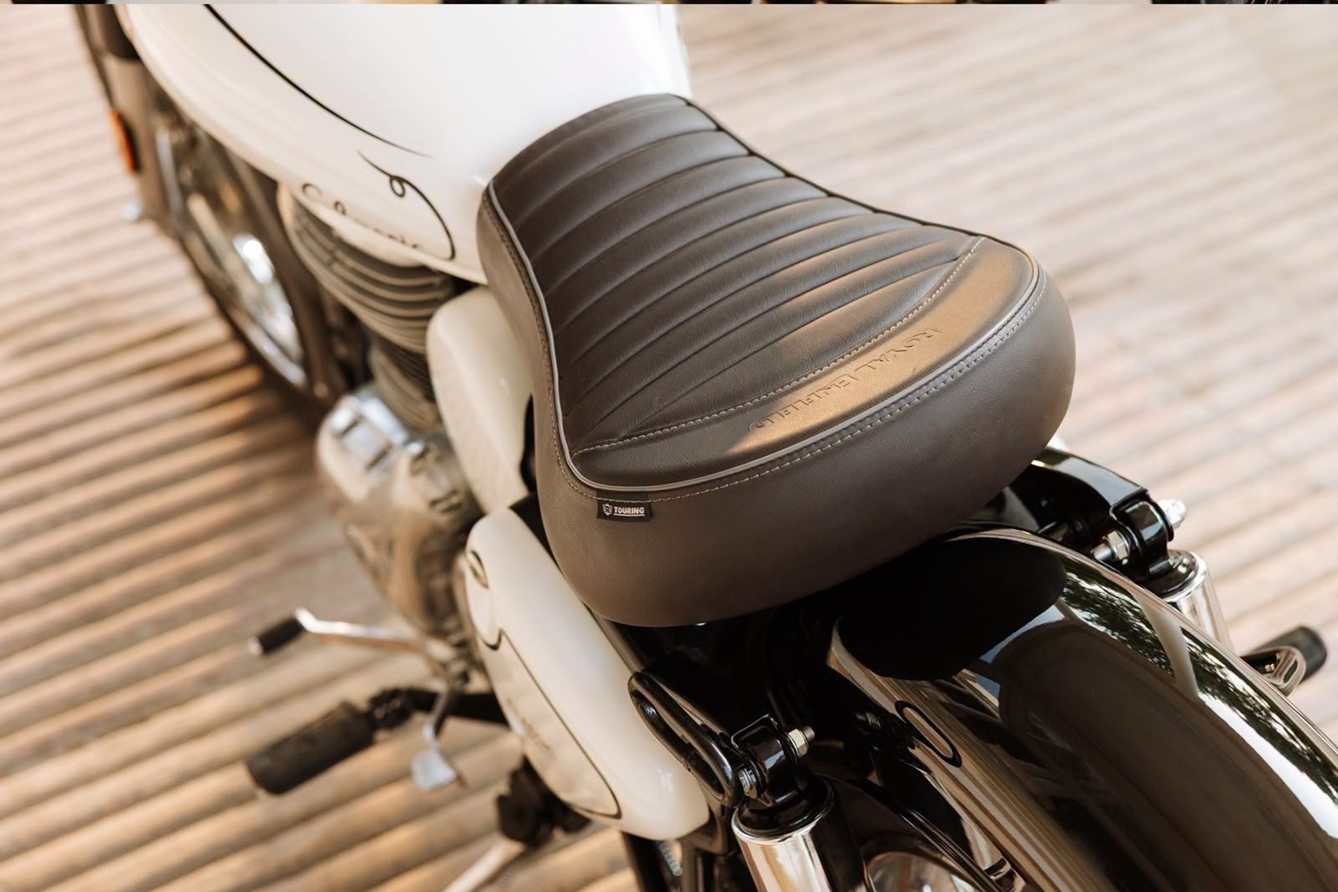 皇家恩菲尔德推出了著名的 Classic 350 的全新“Signature White Edition”版本
