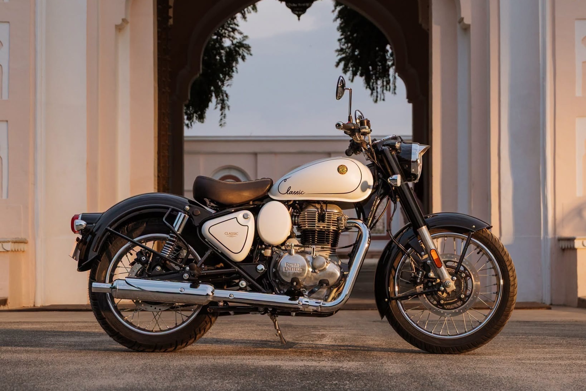 皇家恩菲尔德推出了著名的 Classic 350 的全新“Signature White Edition”版本