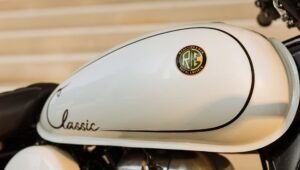 皇家恩菲尔德将其 Classic 350 涂上白色：装备更齐全的特别版和 400 公里的续航里程