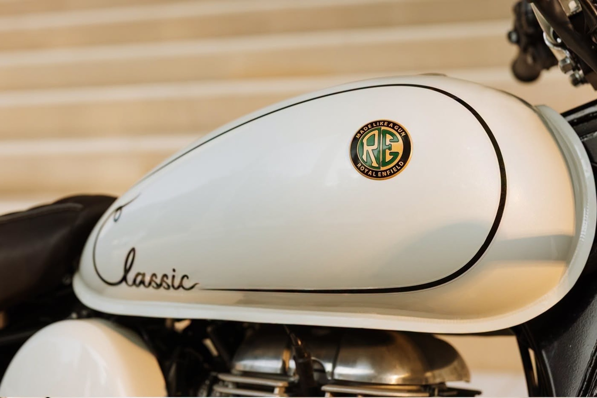 皇家恩菲尔德将其 Classic 350 涂上白色：装备更齐全的特别版和 400 公里的续航里程
