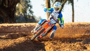 FLY Racing 更新了 2027 年越野装备，配备了新的保护装置、头盔和图形