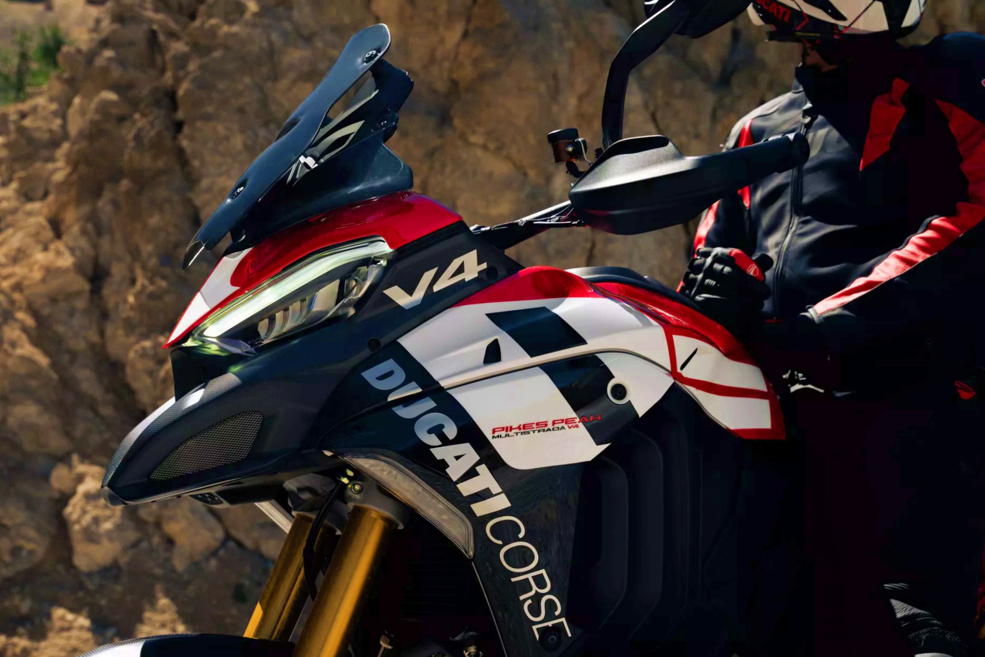 杜卡迪以 Multistrada V4 Pikes Peak 庆祝成立 100 周年，并体验 MotoGP 和超级摩托车
