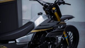 这款 Yamaha Ténéré 700 减重 47 公斤，成为一款引人注目的平板追踪器