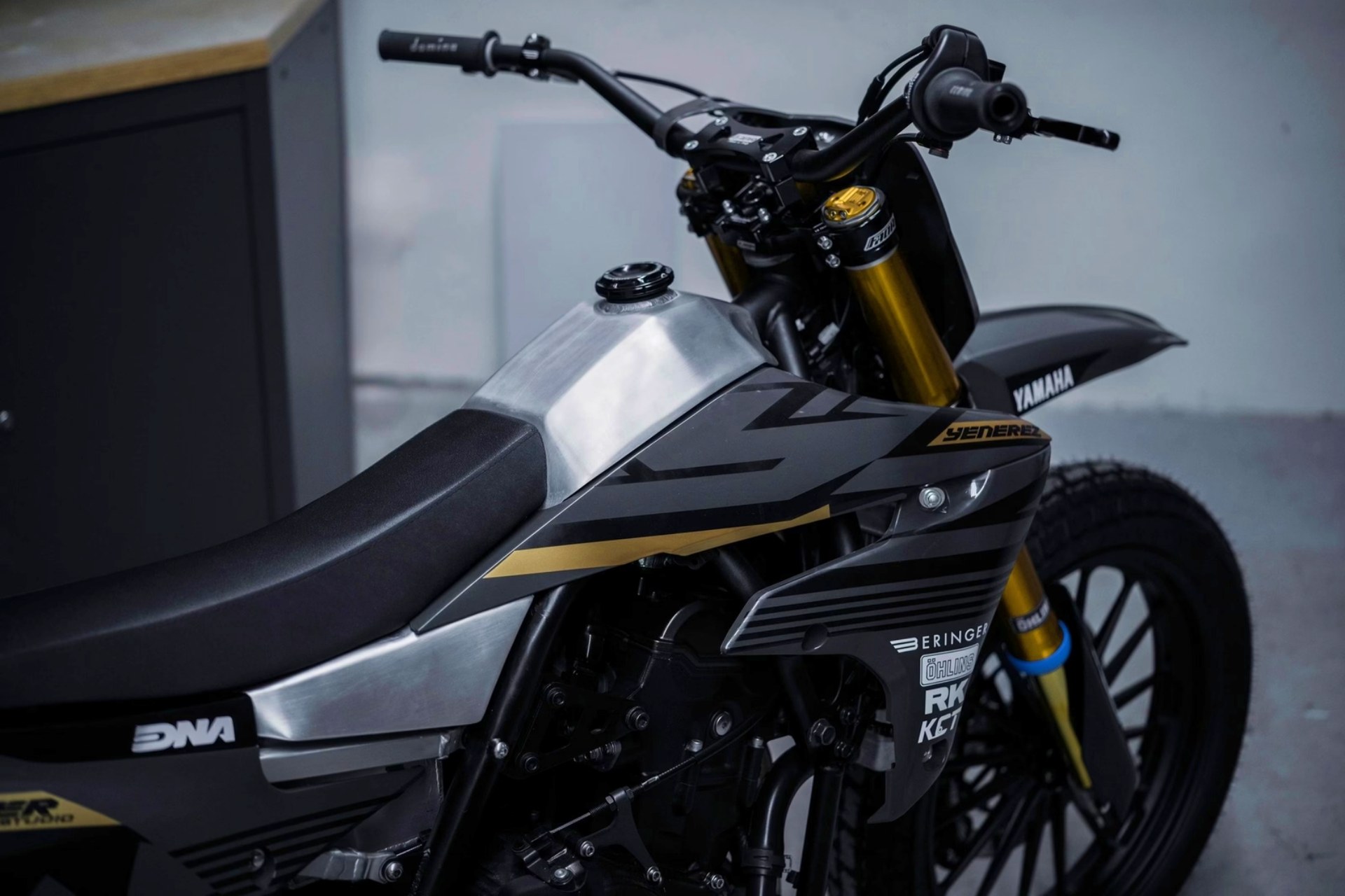 这款 Yamaha Ténéré 700 减重 47 公斤,成为一款引人注目的平板追踪器