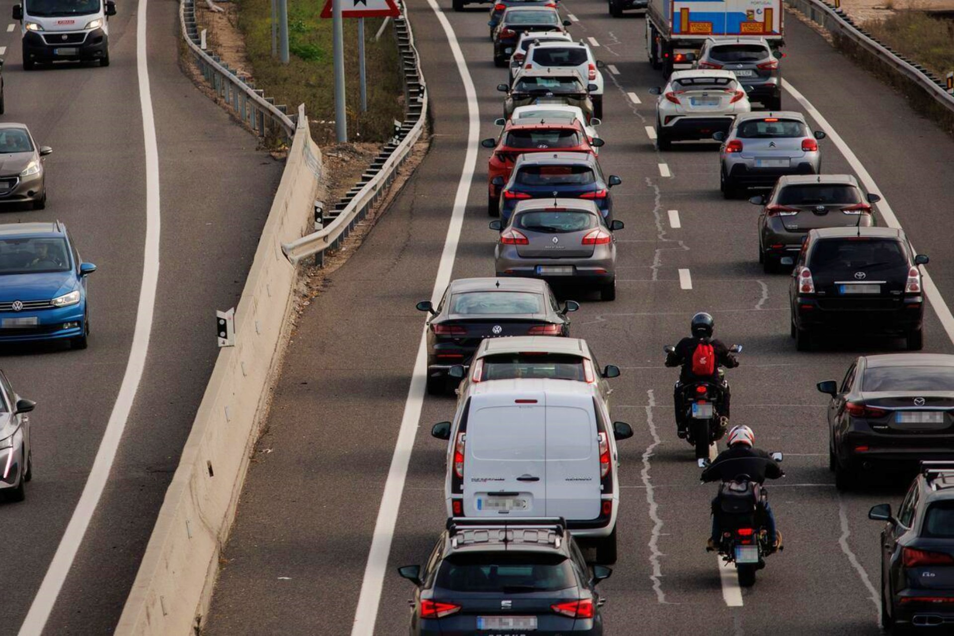 交通拥堵时路肩上的摩托车 BOE DGT 2026