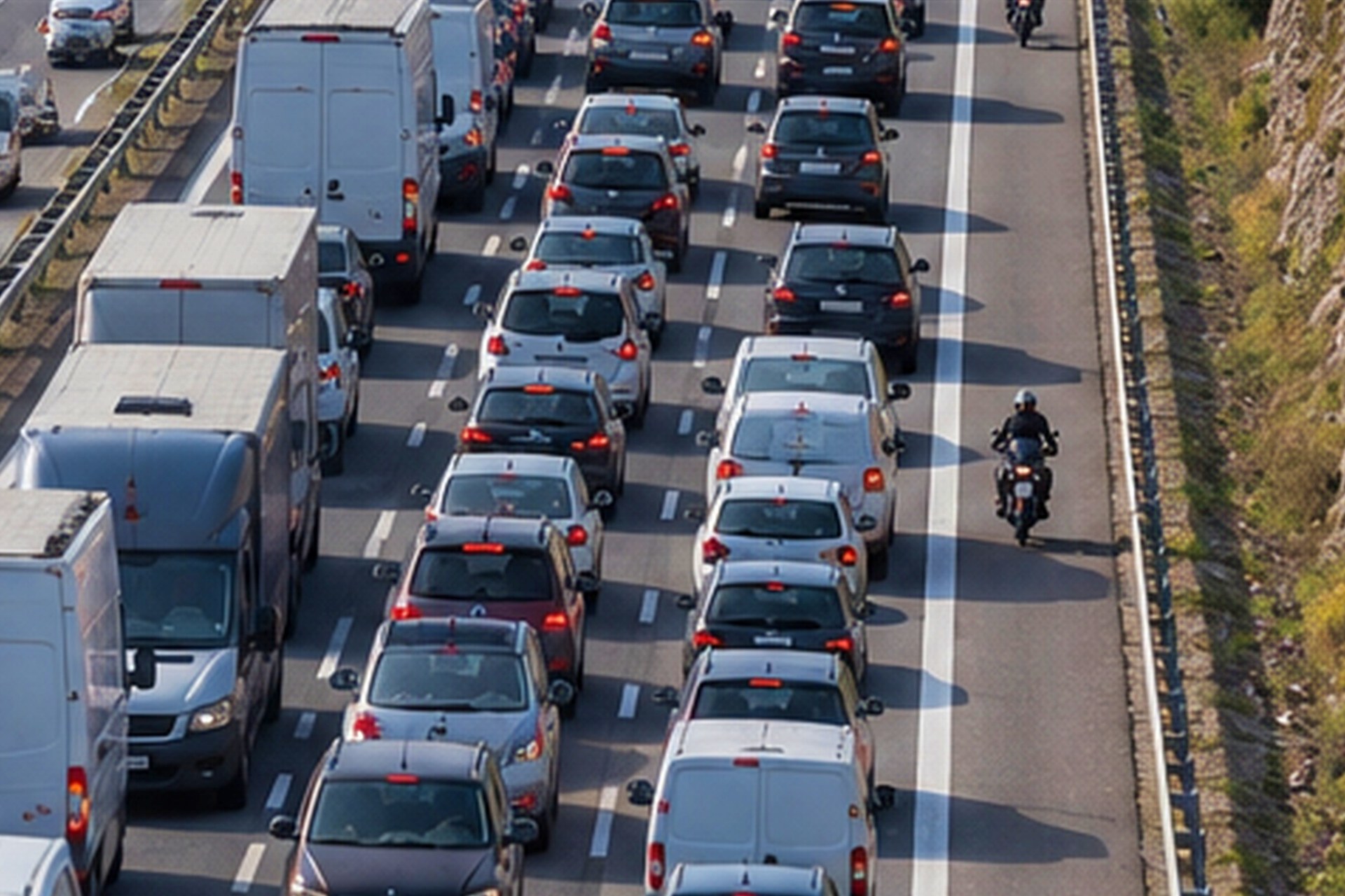 交通拥堵时路肩上的摩托车 BOE DGT 2026
