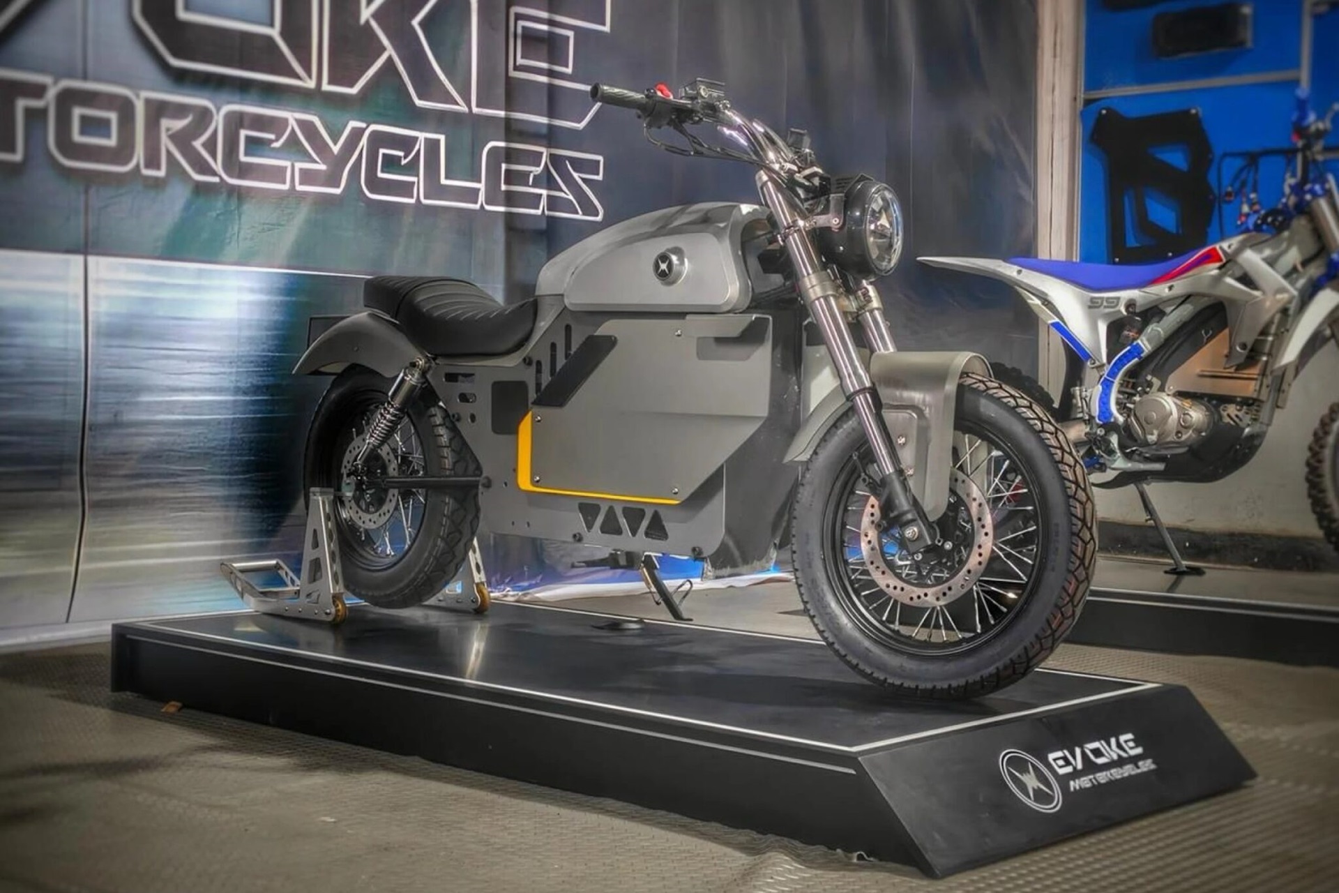 Evoke 摩托车庆祝成立 10 周年，推出新工厂和新 Nrgy 车型