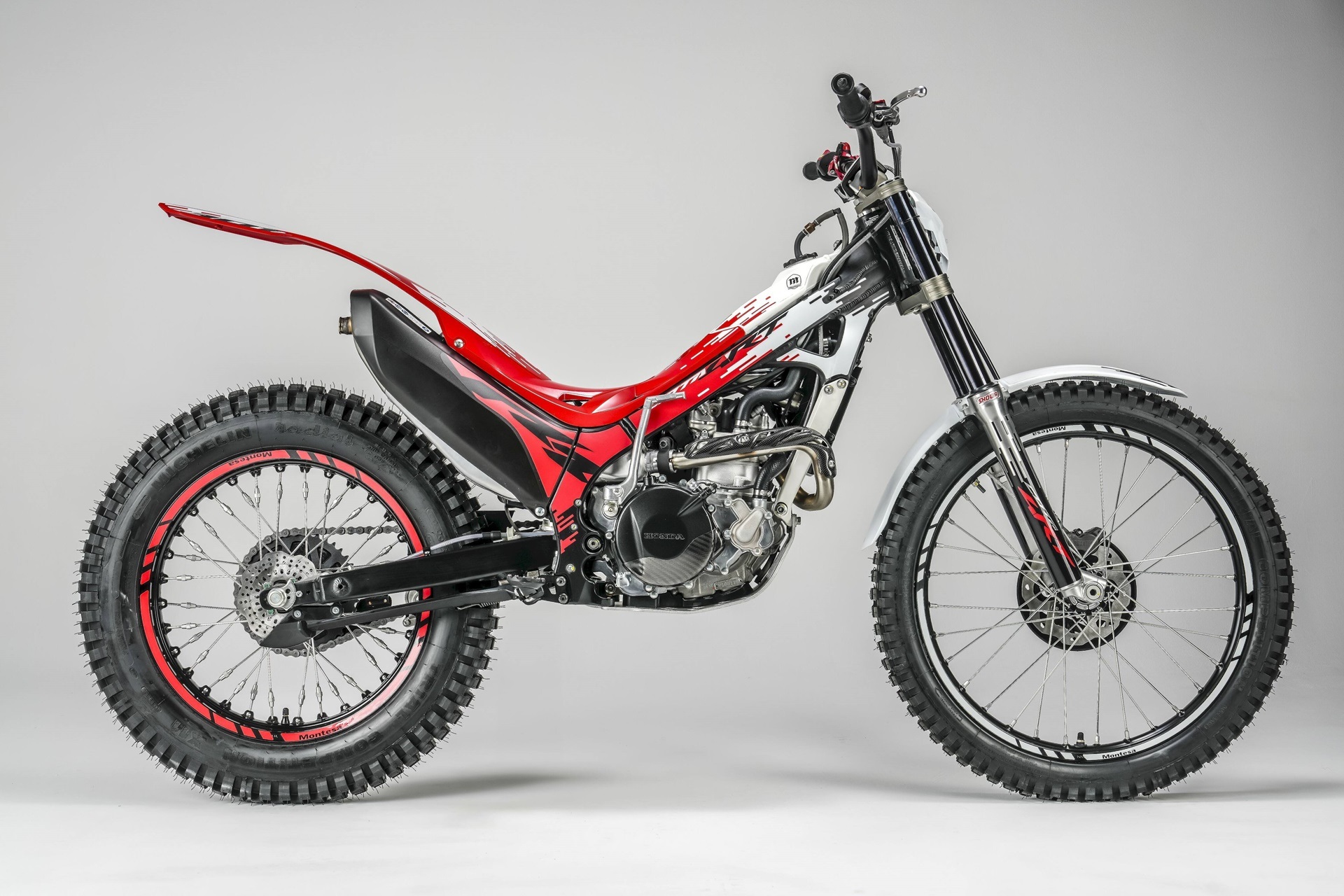 Montesa 在其更新的 2027 系列中推出新装饰品