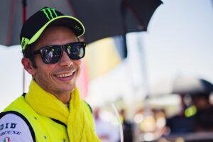 您能想象与瓦伦蒂诺·罗西 (Valentino Rossi) 一起驾驶他的宝马吗？现在你可以这么做了，而且也是为了一个好的理由