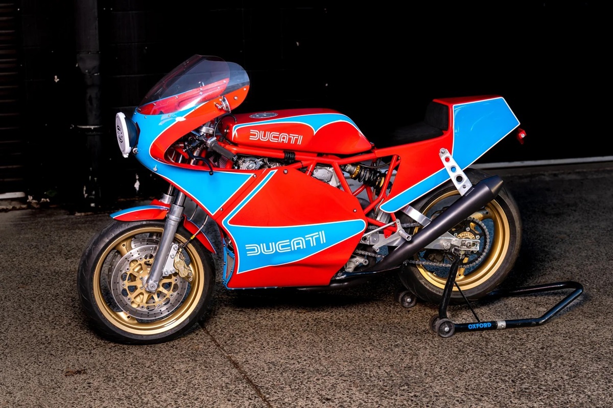 1983 年杜卡迪 TT1 Racer 特制摩托车:经典造型与现代工艺的完美结合