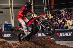 斯塔克创造历史并凭借电动摩托车战胜汽油摩托车赢得 SuperEnduro 车队世界冠军