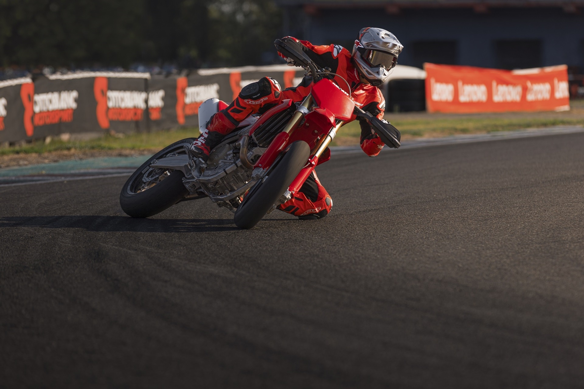 杜卡迪 Desmo450 SM:Supermotard 赛车的技术巅峰