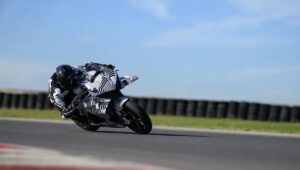 CFMOTO V4 SR-RR 不断发展。大卫·阿隆索和丹尼·霍尔加多已经和她一起拍摄过