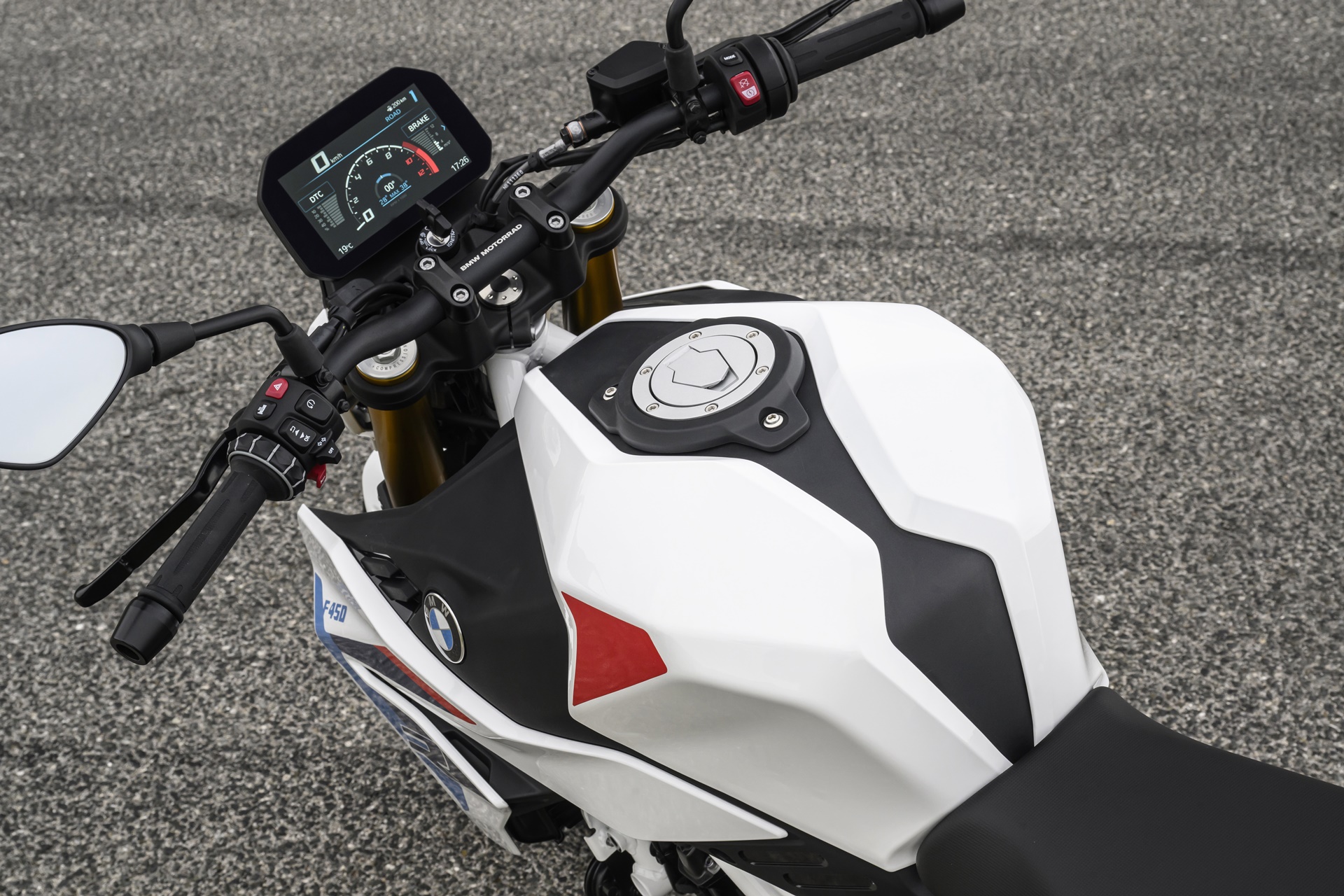 BMW F 450 R:48 马力、175 公斤以及您开始驾驶 A2 所需的一切