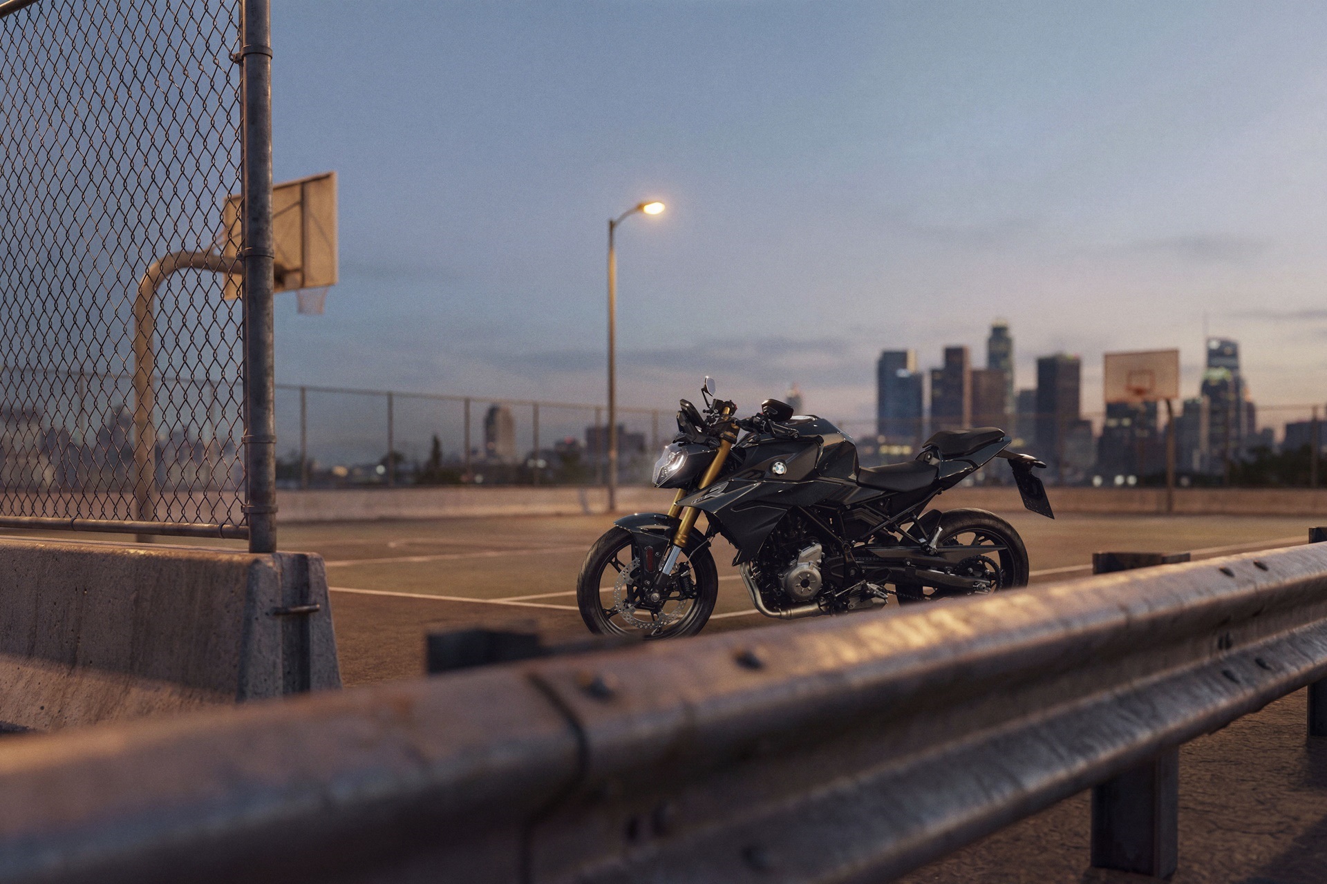 BMW F 450 R:48 马力、175 公斤以及您开始驾驶 A2 所需的一切