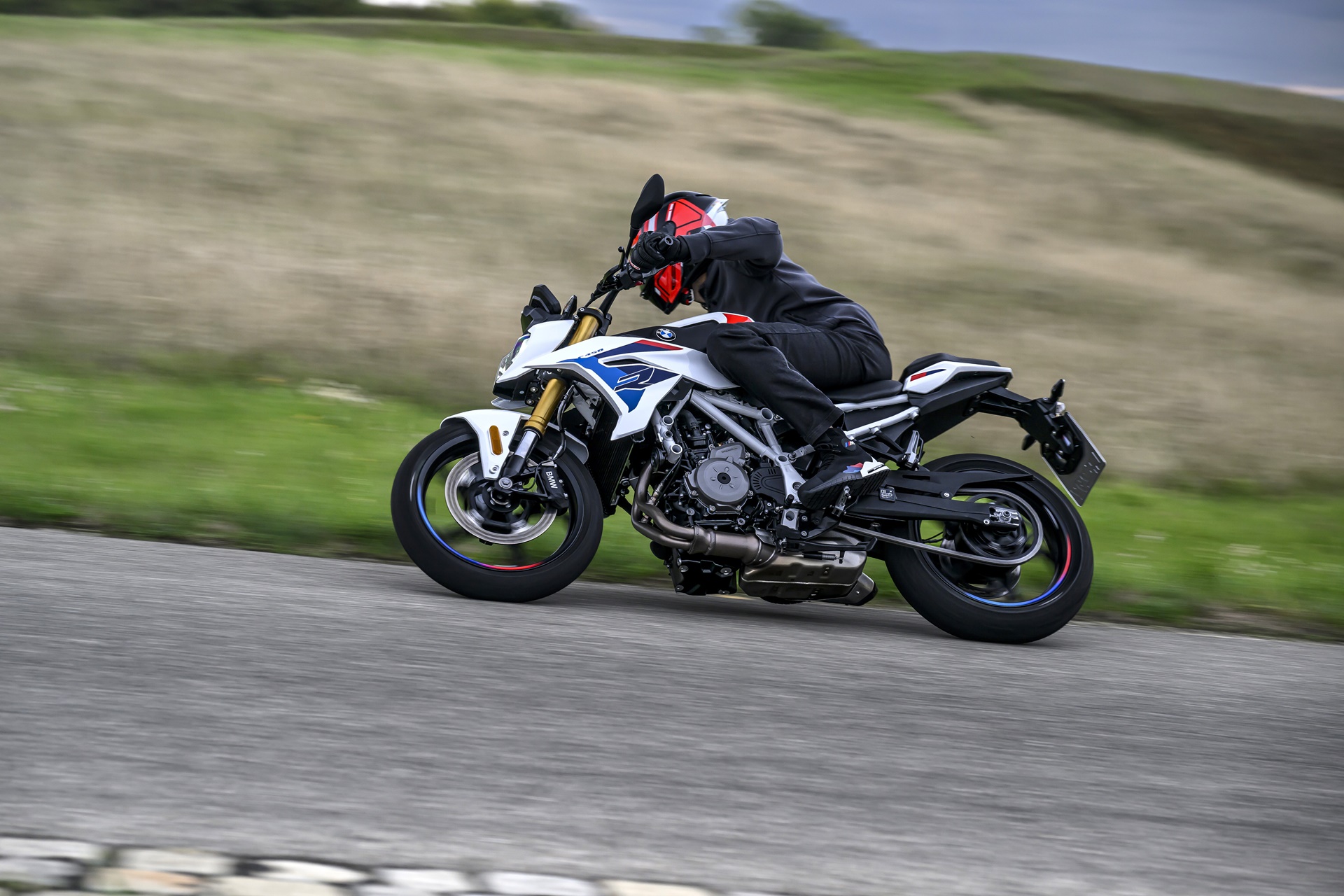 BMW F 450 R:48 马力、175 公斤以及您开始驾驶 A2 所需的一切