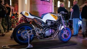 这辆 Harris 77 是一款残酷的街头霸王，配备铃木 GSX-R1100 发动机、130 马力和豪华部件